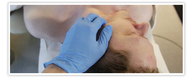 Purentalihasten käsittelyä leuan ja kasvojen alueella Fysiorassa.